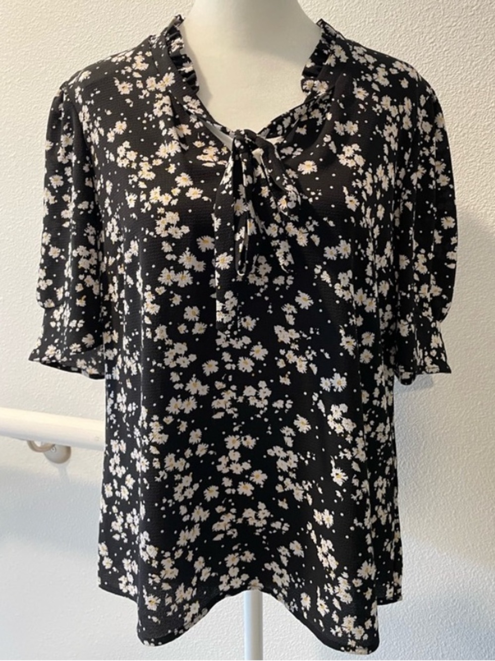 CeCe Blouse Flirty Daisy
Pattern Ruffles and Puff Sleeves Size Medium